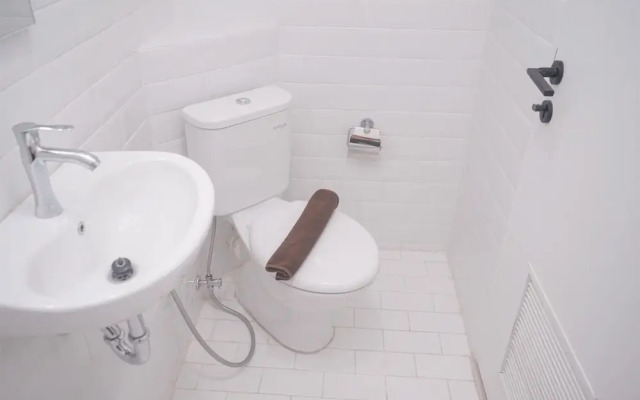 Spacious And Homey Studio Loft At Kingland Avenue Apartment