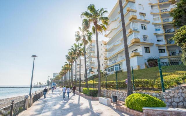 Apt. p/4 1 min from the beach w/pool in Marbella