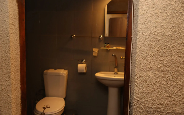 Yasin's Place Backpackers Cave Hotel