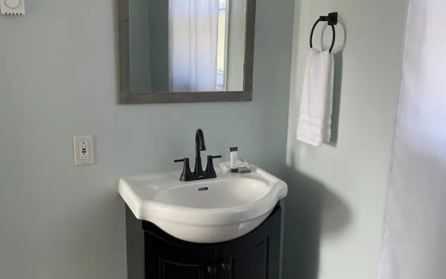 Buoy & Arrow Restaurant and Suites