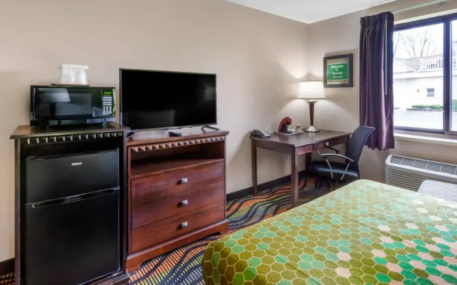 Econo Lodge Inn & Suites Oconto