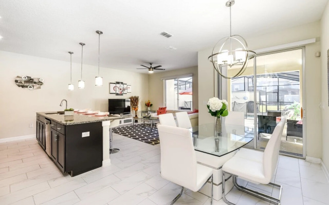 Romeo Circle Stoey Lake