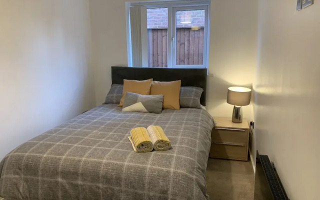 Stylish and Immaculate 2-bed Apartment in Leigh
