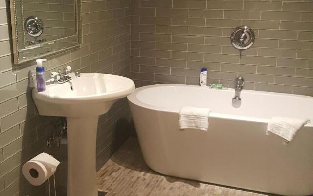 Colonial 154 H Boutique