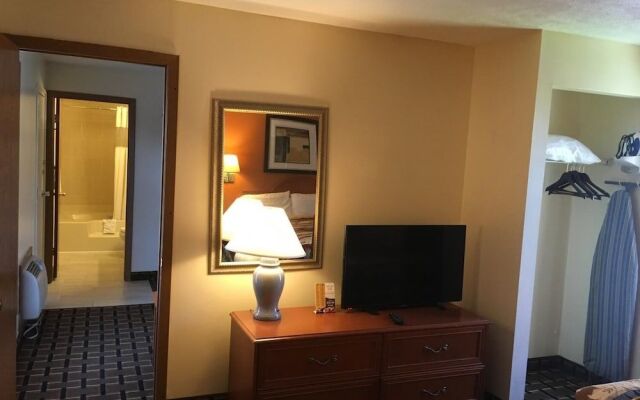 Great Lakes Inn and Suites