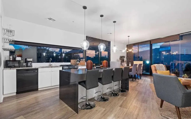 2BR Designer Condo East Downtown Austin