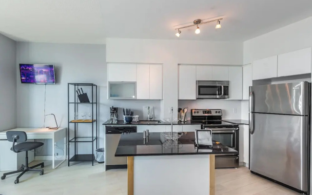 Panoramic Lakeview in a Luxury Downtown Oasis