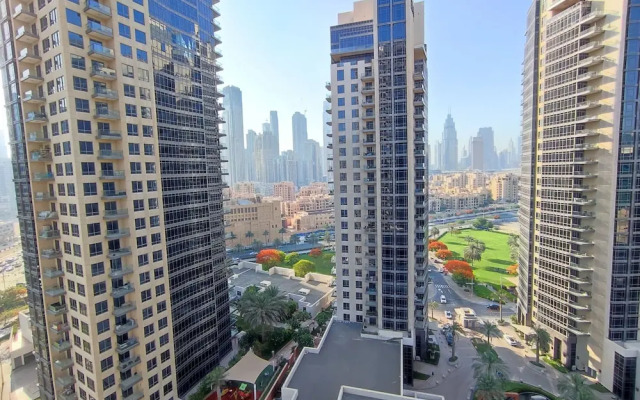 SuperHost - Downtown Apartment With Charming Park Views