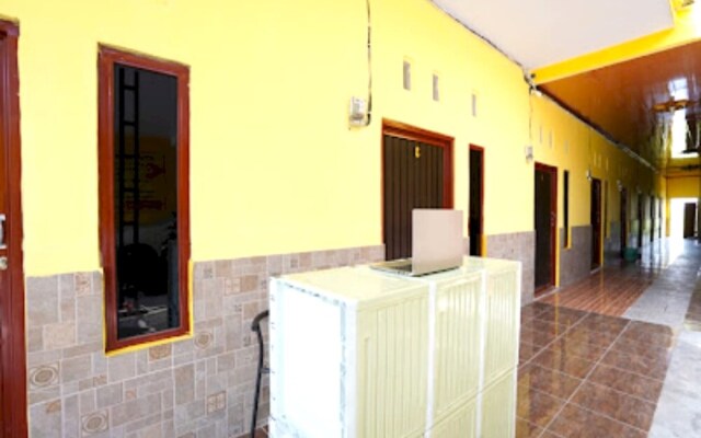 OYO Life 92920 Rumah Kost Azca