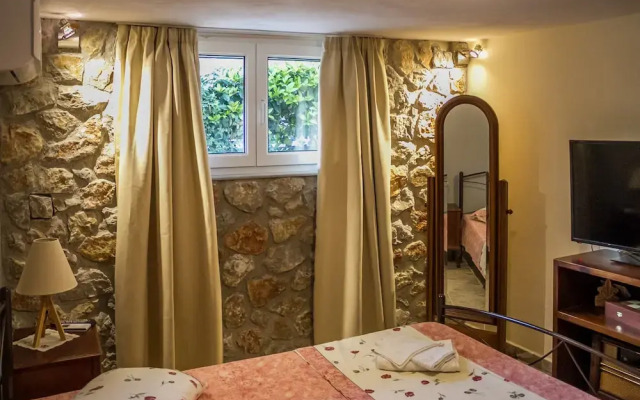 Spacious home with garden in Marathonas