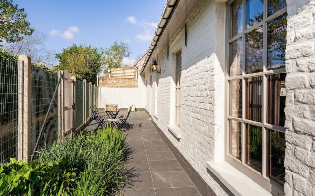 Beautiful Farmhouse in Beveren-aan-den-ijzer With Terrace