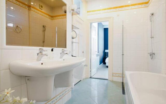 2 Bedroom 2 Bathroom Canal Apartment