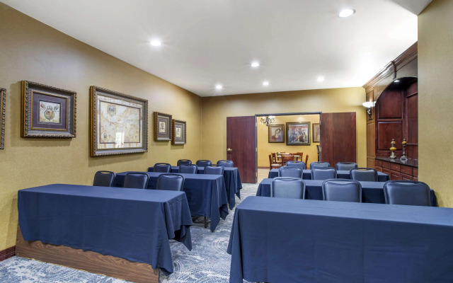 Best Western Plus Crown Colony Inn & Suites
