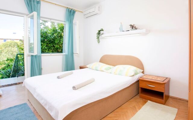 Cosy Holiday Home in Baška Voda With Terrace