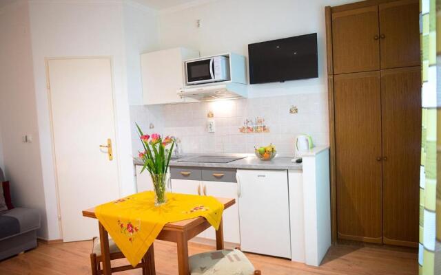 Apts&rooms Robi-50m from beach