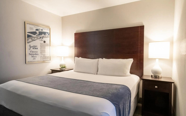 Oxford Suites Portland - Jantzen Beach