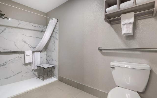 Coratel Inn & Suites by Jasper Park City - Wichita North