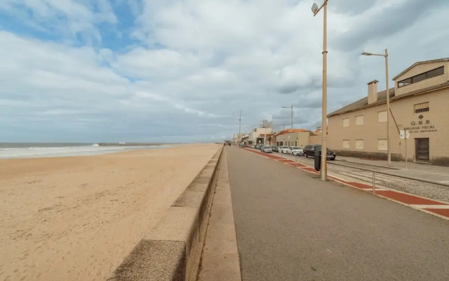 Espinho Seawalk AND Seaview by Vacationy