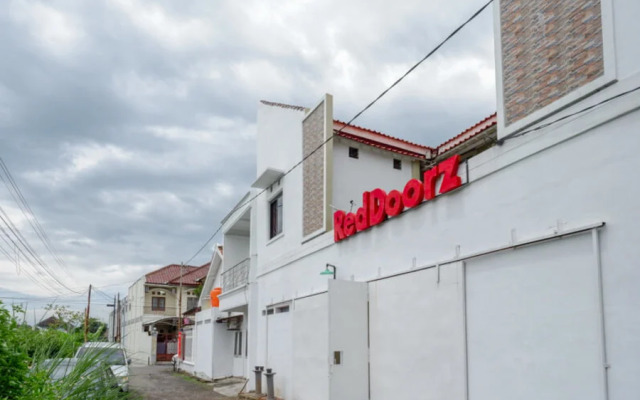 RedDoorz Syariah near Universitas Muhammadiyah Surakarta