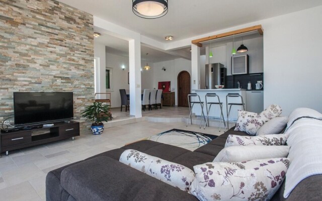 Stunning Home in Sevid With Wifi and 5 Bedrooms
