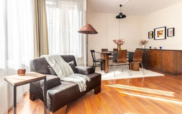 Spacious Flat w Balcony 3 min to Bagdat Ave