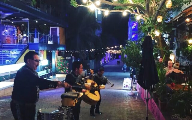 Tendenza 5 Mins From 5th Ave Cocobongo