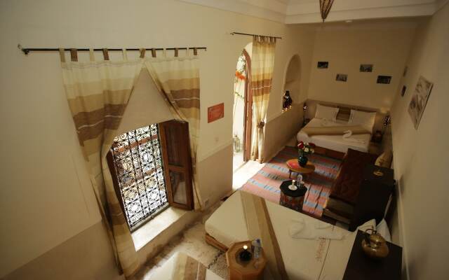Riad White Flowers