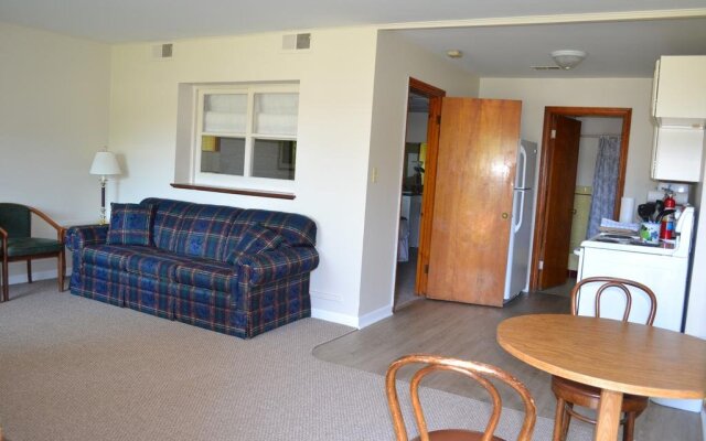 Buzz's Lakeside Inn