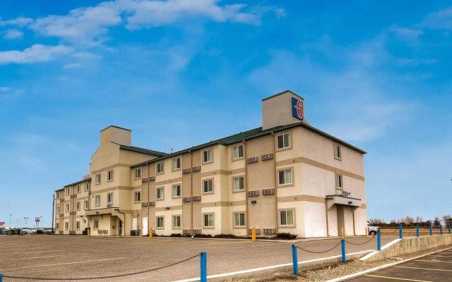 Motel 6 Claresholm Ab