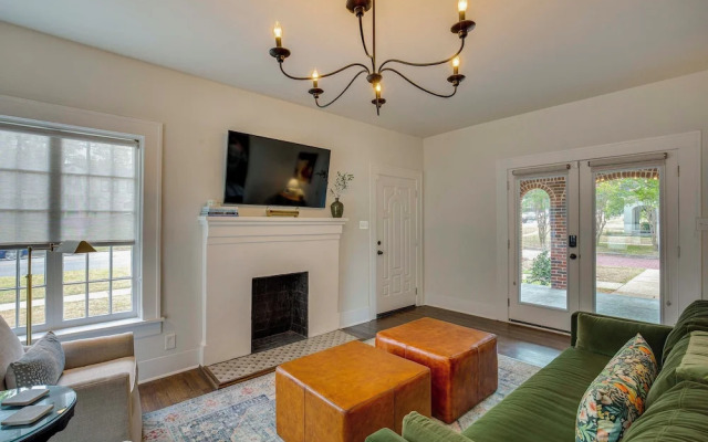 Walk to Bergfeld Park: 1928 Azalea District Home