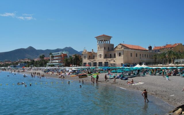 Well-kept Apartment With air Conditioning 1 km. From the sea