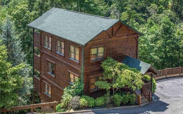 Gatlinburg Majesty 4 Bedroom Home with Hot Tub