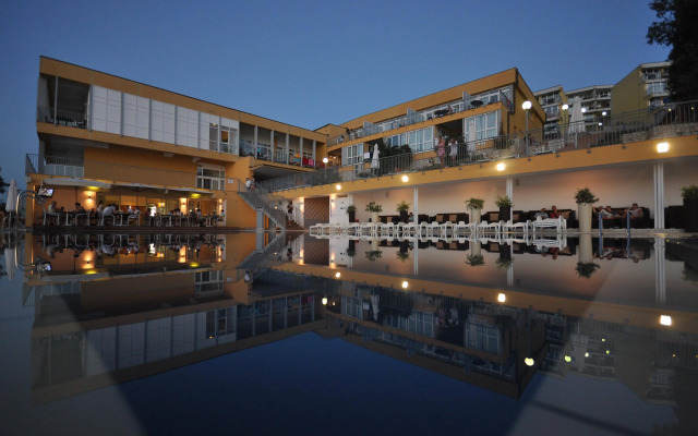 Splendid Golden Rocks Resort