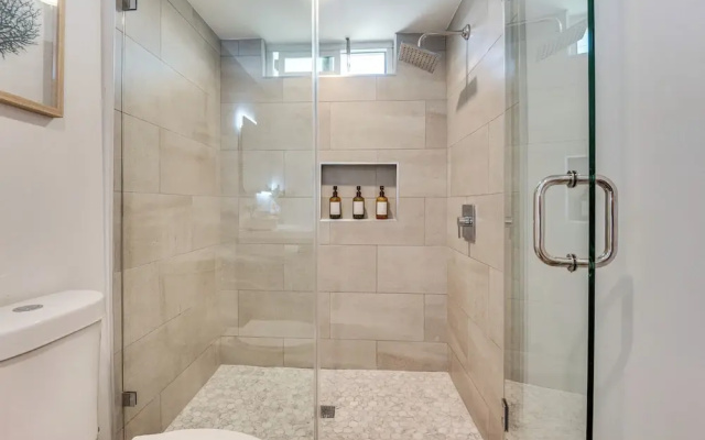 4 Mi to Sofi Stadium, Fenced Yard: Modern Retreat!