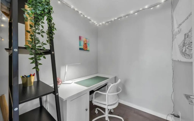 Spacious DT 2-BDR High-rise with view, pool, gym