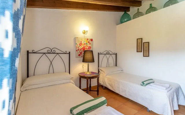 Traditional Charm With Private Pool