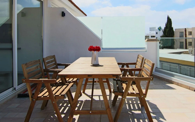 Phaedrus Living: Seaside Modern Flat Lighthouse 63