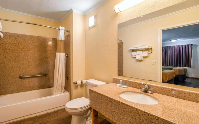 Rodeway Inn & Suites Fort Jackson