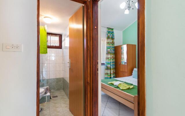 Beautiful Apartment in Jasenice Near Sea