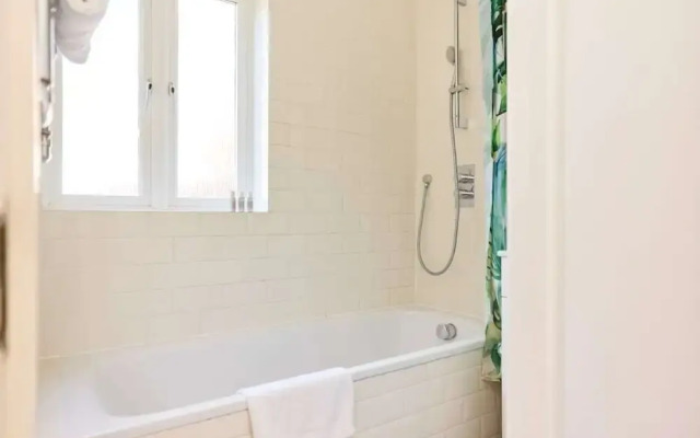 The Brunswick Retreat - Warm 3bdr Flat With Balcony