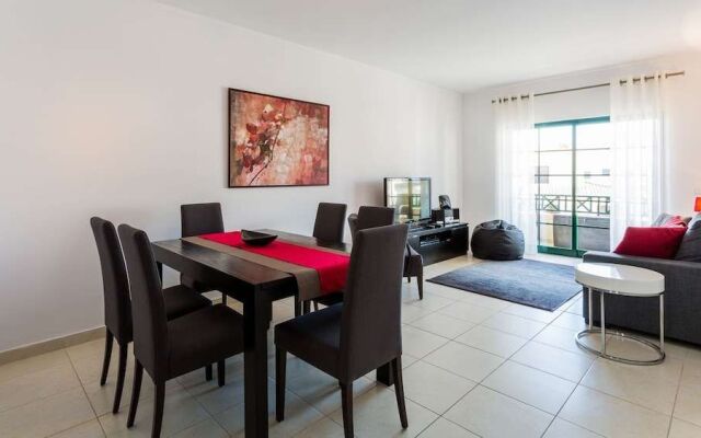 Central Albufeira 2-B Apt, Sleeps 6, Pool, Parking