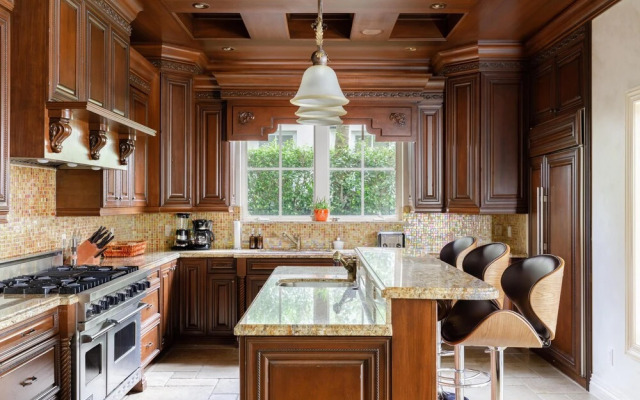 Florence by AvantStay | Estate w/ Dock & Pool | Sleeps 16