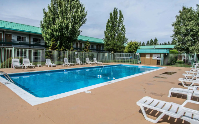 Econo Lodge Inn & Suites Spokane