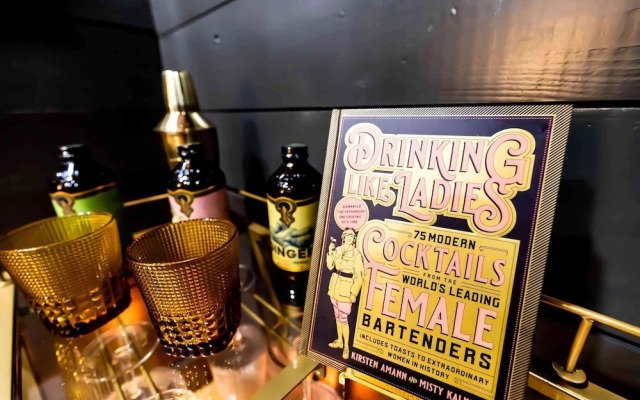 Best Location in Downtown NB Golf Cart Included!