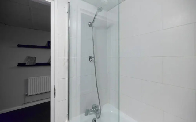 Deluxe Room 10 - Louise House Summer Youth Accommodation