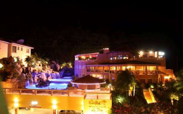 Clarion Suites Roatan at Pineapple Villas