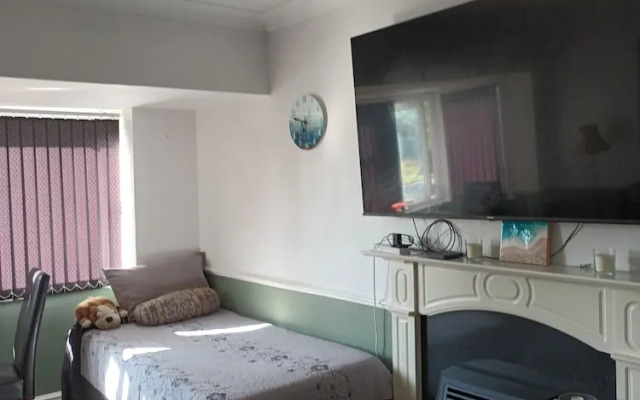 Apartment-sleeps3-parking-garden-internet