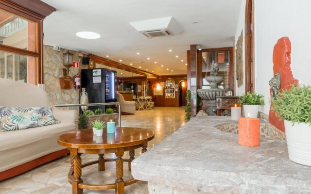 Vintage Hotel Mercedes