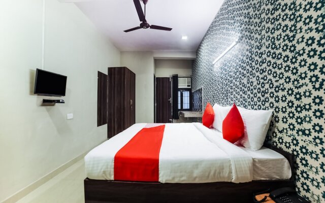 Oyo Flagship 30196 Noida Sector 5