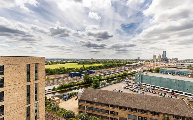 Chic and Sleek Sky-high Apartment